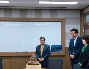 안녕하세요&nbsp;법무법인 이우스입니다.2020년 경자년 새해를 맞아 가정의 안녕과 평화를 바라며새해 복 많이 받으시길 바랍니다.&nbsp;법무법인 이우스는2020년&nbsp;1월&nbsp;2일에 시무식을 진행하였습니다.&nbsp;&nbsp;&nbsp;&nbsp;

&nbsp;

전 직원이 함께 참여한 시무식은

2020년 법무법인 이우스가 나아가야 할 비전과 가치를 확인하고

힘찬 출발의 한 걸음을 내딛는 행사였습니다.&nbsp;

&nbsp;&nbsp;&nbsp;

&nbsp;

2020년에도 법무법인 이우스는 여러분의 좋은 이웃으로 함께 하겠습니다.

&nbsp;