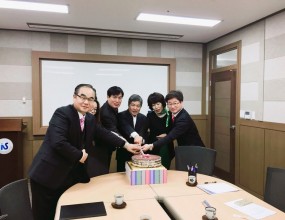 전 직원이 함께 2018년 시무식을 하였습니다.&nbsp;&nbsp;일시 : 2018. 1. 2.장소 : 4층 회의실