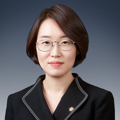 전문분야

  의료 / 형사 / 금융(주식·펀드·파생상품) / 부동산 / 이혼·상속


학력

  광주 살레시오여고 졸업 (1997년)
  고려대학교 법학과 졸업 (2003년)
  전남대학교 법학전문대학원 졸업 (2015년)
  제4회 변호사시험 합격 (2015년)
  순천향대학교 법과학대학원 법과학 석사 졸업 (2017년)
  순천향대학교 법과학대학원 법과학 박사 과정 (현재)


경력

  
    전남대학교 법의학 연구실 객원연구원 (2012.7.- 2014.2.)
    - 부검 참관 및 업무상과실치사상에 대한 법의학적 케이스 연구
  
  펀드투자상담사 자격 취득 (2013. 9.)
  주식투자상담사 자격 취득 (2013. 11.)
  국민안전처 인체유래물보관사업관리위원회 관리위원 (2016. 3. ~ 현재)
  광주광역시 제안심사위원회 위원 (2017. 1. ~ 현재)
  광주광역시 민관협의회 위원 (2017. 1. ~ 현재)
  순천향대학교 법과학대학원 형사증거법 강의 (2017. 5. ~ 현재)
  대한변호사협회 형사·의료전문변호사 (2018. 2. ~ 현재)
  대한변호사협회 치과의사협회 법률지원단 (2018. 2. ~ 현재)
  광주교통방송 시청자위원 (2018. 3. ~ 현재)
  광주지방경찰청 인권위원 (2018. 6. ~ 현재)
  광주광역시 정보공개심사위원 (2018. 6. ~ 현재)
  광주도시공사 인사위원 (2018. 10. ~ 현재)
  광주광역시 인권증진시민위원 (2018. 10. ~ 현재)
  전라남도 함평군 고문변호사 (2018. 12. ~ 현재)
  국가인권위원회 현장인권심사위원회(광주광산경찰서) (2019. 3. ~ 현재)
  경미범죄심사위원(광주 북부경찰서) (2019. 3. ~ 현재)
  경찰발전위원(광주서부경찰서) (2019. 4. ~ 현재)
  KBC광주방송 시사프로그램 정재영의 이슈in 출연 (2019. 7. ~ 현재)
  민주사회를 위한 변호사모임 광주전남지부 사무차장 (2019년)


논문

  변호사가 작성한 법률의견서의 증거능력-대법원 2012.5.17. 선고 2009도6788 전원합의체 판결을 중심으로’ (2012)
  기업범죄에서 나타나는 배임죄의 법체계상 정합성 파괴문제 -Laveraged Buyout, 전환사채, Project Financing을 중심으로 (2013)
  민사항소심의 구조 (2014)​
  ​