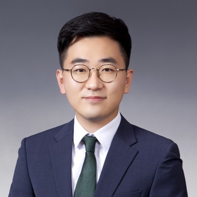 학력대동고등학교 졸업 (2006년)전남대학교 법학과 졸업 (2012년)전남대학교 법학전문대학원 졸업 (2017년)​경력제7회 변호사시험 합격 (2018년)광주출입국외국인사무소 법무팀장 (2019년~2021년)법무법인 이우스 소속변호사 (2021년)​&nbsp;&nbsp;