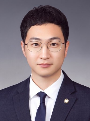 학력

  조선대학교부속고등학교 졸업(2007년)
  인천대학교 미국통상학과 졸업(2016년)
  전남대학교 법학전문대학원 졸업(2019년)


경력

  ​제8회 변호사시험 합격(2019년)
  ​법무법인 이우스 소속변호사(2019년)
