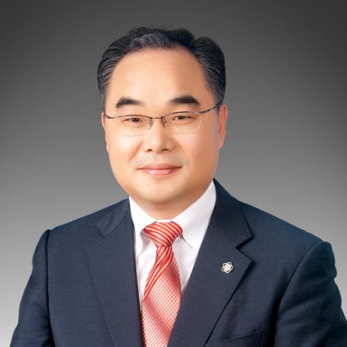 학력

  ​해남마산초등학교 졸업(1983년)
  ​해남마산중학교 졸업(1986년)
  ​광주대동고등학교 졸업(1989년)
  ​전남대학교 법과대학 행정학과 졸업(1997년)	


경력

  ​제41회 사법시험 합격(1999년)
  ​사법연수원 제31기 수료(1999년)
  ​광주지방법원 예비판사(2002년)
  ​광주고등법원 예비판사(2003년)
  ​광주지방법원 판사(2004년)
  ​광주지방법원 순천지원 판사(2005년)
  ​광주지방법원 판사(2008년)
  ​광주지방변호사회 변호사 개업(2010년)
  ​법무법인 설립 구성원 변호사(2012년)
