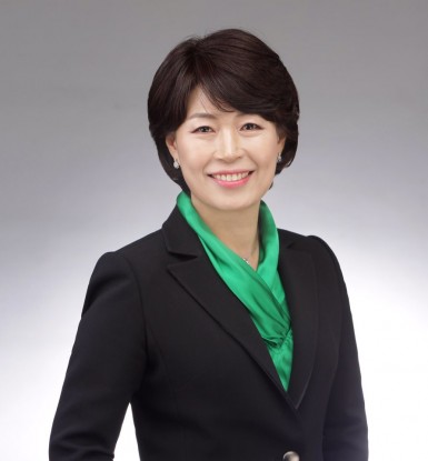 학력

  ﻿광주 살레시오여자고등학교 졸업(1985년)
  ​전남대학교 법과대학 사법학과 졸업(1990년)
  ​전남대학교 법과대학 대학원 수료(2001년)


경력

  ​제38회 사법시험합격(1996년)
  ​사법연수원 제28기 (1997년)
  ​변호사 개업(1999년)
  ​법무법인 이우스 구성원 변호사(2012년)


주요경력
 변론활동			

  광주지방변호사회 회장 (2019.03)
  ﻿민주사회를 위한 변호사 모임 광주전남지부장(2012 ~ 2013)
  광주광역시 고문변호사(2007 ~ 현)
  전라남도 고문변호사(2011. 6 ∼ 2013.)
  전남대학교 고문변호사(2010. ∼ 현)
  대한변호사협회 이사(전)
  광주고등법원 조정위원(2005 ~ 현)
  함평군 고문변호사(전)
  사단법인 언론인권센터광주지부 피해상담소 소장(현)
  주식회사 광주은행 법률고문(2000. , 2006 ～ 2010)
  광주광역시 도시공사 법률고문(2003 ~ 2005)
  광주지방보훈청 법률고문(2004. 7. ~ 2006. 7.)

 공공기관 및 정부부처 위원회 활동

  대통령 자문 국가균형발전위원회 위원(2006. 8. ~ 2008. 1)
  대통령 자문 지속가능발전위원회 갈등조정특별위원회 위원(2006. 10. ~ 2008. 1.)
  행정자치부산하 규제개혁위원회 위원(2005. ~ 2006.)
  광주광역시 버스정책위원회 심의위원(2009. ~ 현)
  광주광역시 행정심판위원회 위원 (2003. ~ 2009. 1. 2011 ~ 현)
  광주광역시 인사위원회 위원(2001. ~ 2004. 1., 2012. ~ 현)
  전라남도 선거관리위원회 위원(2005. 10. ~ 2010.)
  전라남도 선거방송토론위원회 위원(2005. 10. ~ 2010.)
  전라남도 행정심판위원회 위원(2001. ~ 2008. 3.)
  전라남도 소청심사위원회 위원( 2006. 10. ~ 2011.)
  재단법인 광주비엔날레 이사(2010. 3. ~ 현)

 기업 및 시민사회단체 활동

  주식회사 광주은행 사외이사( 2003. 3. ~ 2006. 3.)
  증권거래소 내 투자자자문위원회 위원(2006. ~ 2011)
  ‘사단법인 광주여성민우회’ 대표이사(2004. 1 ~ 2007. 1.)
  ‘사단법인 광주YWCA’ 이사(전)
  ‘5.18 기념 재단’ 이사(2004. ~ 2006.)
  ‘광주장애우권익문제연구소’ 이사(현)

 강의

  전남대학교 법과대학 민사소송법연습 강의(2003 ~ 2005)
  전남대학교 법학전문대학원 겸임교수 (2010 ~ 현재)

