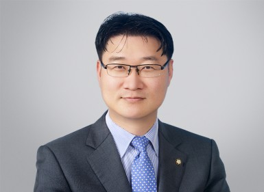 




	
		김정호 변호사
	

	
		
			
				
					
					
						학력
						
							1991. 광주 대동고등학교 졸업
							1998. 전남대학교 법과대학 사법학과
							2001. 제43회 사법시험 합격
							2004. 사법연수원 제 33기 수료
					
				

				
					
					
						경력(現)
						
							국민권익위원회 중앙행정심판위원(2021.12.~ 현재)
                                                        법무부 국가송무 자문위원
                                                        광주경찰청 경찰개혁위원, 경찰발전위원, 징계위원
                                                       국가균형발전위원회 평가자문위원
                                                       민주화운동관련자명예회복및보상심의위원
                                                       MBC 광주문화방송 사외이사(2021.3.~ 현재)
                                                       기아타이거즈 고문변호사(2016.10.~ 현재)
                                                       광주YMCA 이사
                                                       전라남도 행정심판위원(2016.10.~ 현재)
                                                       재단법인 광주비엔날레 인사위원
                                                       전남테크노파크 감사
                                                       광주서구청 인사위원(2020.3.~ 현재)
					
				
				
					
					
						수상내역
						
							민주사회를 위한 변호사모임 선정 모범회원(2011)
							대한변호사협회 선정 우수변호사(2020)
							시사저널 선정 차세대 리더(2020)
					
				
				
                                
					
					
						경력(前)
						
							광주광역시 북구청 인사위원
							광주광역시 동구청 인사위원
							한국주택금융공사 고문변호사
							광주지방변호사회 공보이사
							전남지방노동위원회 심판담당 공익위원
							KBS한국방송 광주방송총국 자문변호사
							전라남도 영암군 고문변호사
							2015년광주하계유니버시아드대회조직위원회 고문변호사
							광주광역시 동구청 고문변호사
							광주광역시 광산구청 인사위원
							MBC 광주문화방송 자문변호사
							광주지방교정청 행정심판위원
							광주시교육청 계약심의위원
							전라남도경찰청 인권위원전라남도경찰청 징계위원
							중앙일보 독자편집위원
							광남일보 편집자문위원, 독자위원
							광주테크노파크 인사위원
							광주광역시 환경분쟁조정위원
							광주문화재단 감사, 인사위원
							MBC광주문화방송 시청자위원
							광주광역시 선거관리위원회 선거관리위원
							광주정보문화산업진흥원 이사
							민주사회를 위한 변호사모임 광주전남지부 제10대 지부장
					
				
				
					
					
						논문
						
							거부처분취소에 따른 재처분의무
							부작위위법확인소송에 대한 법적검토
							표현의 자유의 현황과 과제
					
				
				
					
					
						저서
						
							도서『불편한동행』 출판(2019년)
					
				
			
		
			
