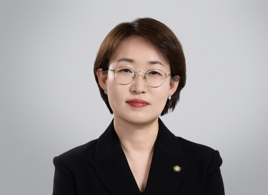 



	
		장은백 변호사
	

	
		
			
				
					
					
						학력
						
							1997. 광주 살레시오여고 졸업
							2003. 고려대학교 법학과 졸업
							2015. 전남대학교 법학전문대학원 졸업
							2015. 제4회 변호사시험 합격
							2017. 순천향대학교 법과학대학원 법과학 석사 졸업
							현재.  순천향대학교 법과학대학원 법과학 박사 과정
					
				

				
					
					
						경력
						
                                                  광주광역시 고문변호사
                                                  
                                                  한전 KDN 고문변호사
                                                  전력거래소 고문변호사
                                                  
                                                  함평군 고문변호사
                                                  전라남도 소청심사위원
                                                  전라남도 행정심판위원
                                                  전남지방노동위원회 공익위원
                                                  광주지방경찰청 징계위원
                                                  전남지방경찰청 징계위원
                                                  학교법인 조선대학교 징계위원
                                                  광주서부경찰서 경찰발전위원

                                                  광주MBC시청자위원
                                                  광주정보문화산업진흥원 이사
                                                  광주기술지주회사 감사
                                                  순천향대학교 과학수사대학원 겸임교수
                                                  
					
				

				
					
					
						논문
						
							변호사가 작성한 법률의견서의 증거능력
							-대법원 2012.5.17. 선고 2009도6788 전원합의체 판결을 중심으로’(2012)
							기업범죄에서 나타나는 배임죄의 법체계상 정합성 파괴문제
							-Laveraged Buyout, 전환사채, Project Financing을 중심으로 (2013)
							민사항소심의 구조(2014)
							